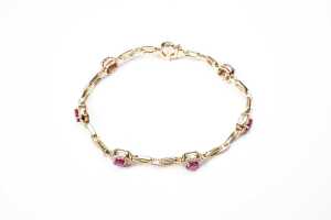 A ruby and diamond bracelet in 14 carat yellow gold - 2