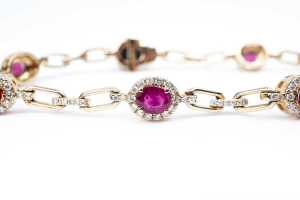 A ruby and diamond bracelet in 14 carat yellow gold - 3