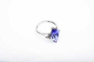 A tanzanite and diamond ring in 14 carat white gold - 2