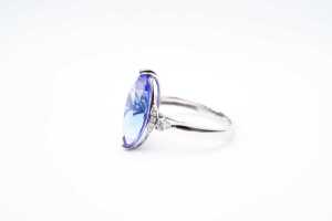 A tanzanite and diamond ring in 14 carat white gold - 3