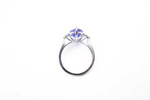 A tanzanite and diamond ring in 14 carat white gold - 4