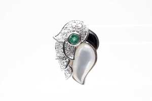 A pair of parrot earrings in 14 carat white gold - 2