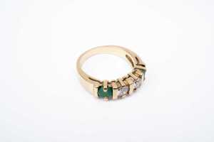An emerald and diamond ring in 14 carat yellow gold - 2