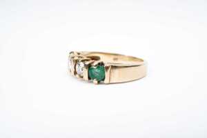 An emerald and diamond ring in 14 carat yellow gold - 3