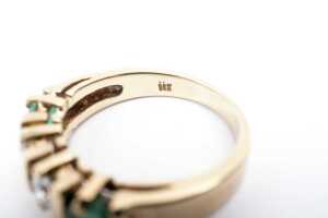 An emerald and diamond ring in 14 carat yellow gold - 5