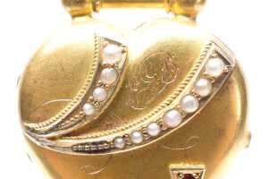 An antique ruby and seed pearl mourning locket in 15 carat yellow gold - 2