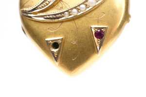 An antique ruby and seed pearl mourning locket in 15 carat yellow gold - 3