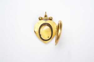 An antique ruby and seed pearl mourning locket in 15 carat yellow gold - 4