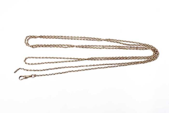 An antique muff chain in 9 carat rose gold