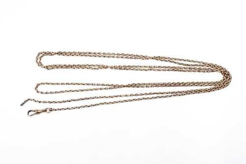 An antique muff chain in 9 carat rose gold