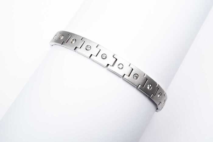 A diamond bracelet in 18 carat white gold and platinum