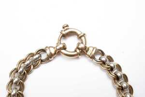 A fancy link bracelet in 9 carat two tone gold - 3