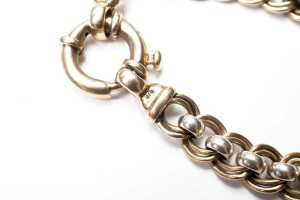 A fancy link bracelet in 9 carat two tone gold - 4