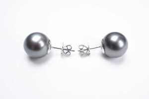 A pair of Tahitian pearl studs in 18 carat white gold - 2