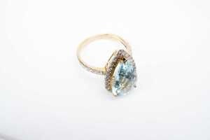 An aquamarine and diamond ring in 14 carat yellow gold - 2