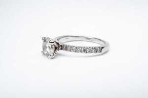 A diamond ring in 18 carat white gold - 2
