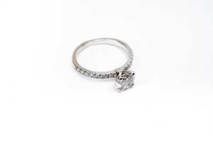 A diamond ring in 18 carat white gold - 3