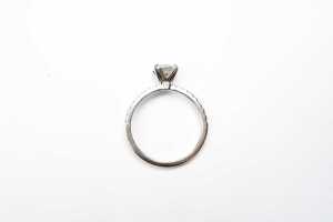 A diamond ring in 18 carat white gold - 4