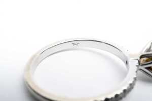 A diamond ring in 18 carat white gold - 5