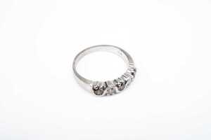 A champagne and white diamond ring in 18 carat white gold - 2