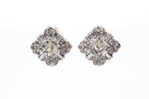 A pair of diamond earrings in 18 carat white gold