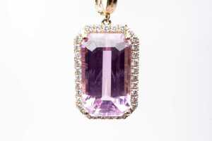 A kunzite and diamond enhancer pendant in 14 carat yellow gold - 2