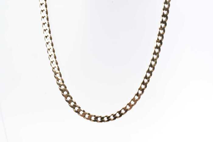 A curb link necklace in 9 carat yellow gold