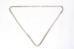 A curb link necklace in 9 carat yellow gold - 3