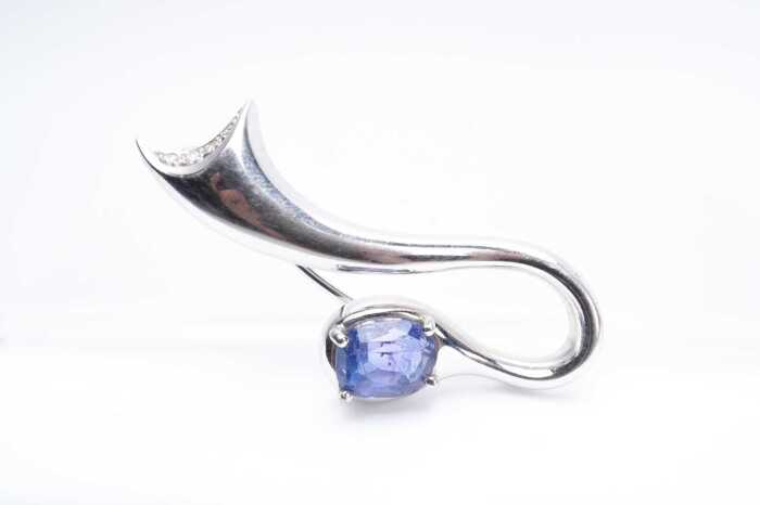 A Ceylon sapphire and diamond brooch in 18 carat white gold