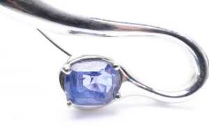 A Ceylon sapphire and diamond brooch in 18 carat white gold - 2