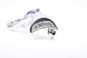 A Ceylon sapphire and diamond brooch in 18 carat white gold - 3