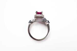 A ruby, sapphire and diamond ring in 18ct white gold - 4