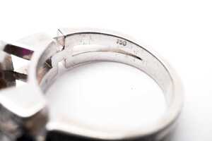 A ruby, sapphire and diamond ring in 18ct white gold - 5