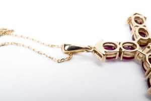 A ruby and diamond cross and necklace in 14 carat yellow gold - 5