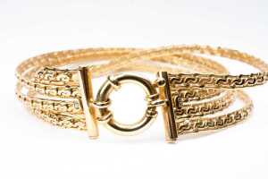 A four-strand fancy link bracelet in 9 carat yellow gold - 3