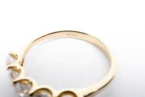 A diamond ring in 14ct carat yellow gold - 5