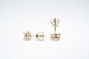 A pair of diamond stud earrings in 14 carat yellow gold - 3