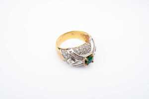 An emerald and diamond ring in 18 carat yellow gold - 2