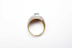An emerald and diamond ring in 18 carat yellow gold - 4