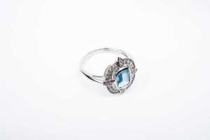 An aquamarine and diamond ring in 14 carat white gold - 2