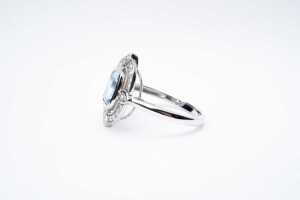 An aquamarine and diamond ring in 14 carat white gold - 3