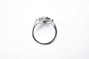 An aquamarine and diamond ring in 14 carat white gold - 4