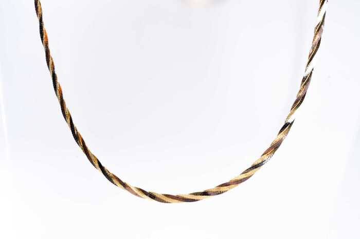 A woven collier in 14 carat three tone gold