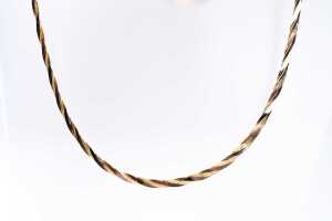 A woven collier in 14 carat three tone gold
