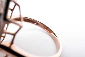 An onyx and diamond ring in 14 carat rose gold - 4