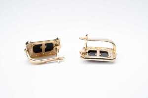 A pair of onyx and diamond earrings in 14 carat yellow gold - 3
