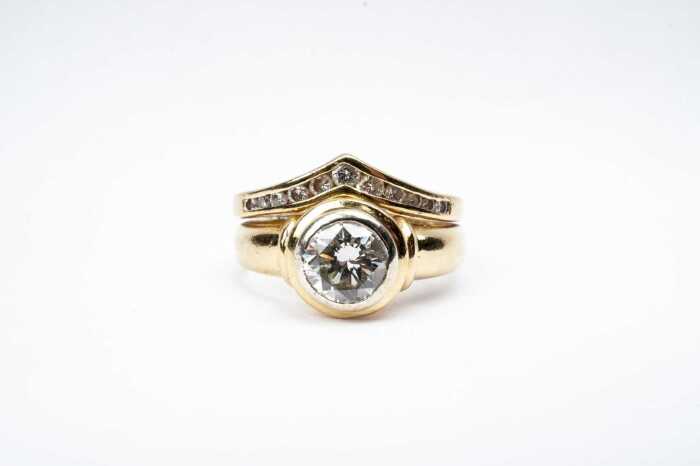 A diamond ring set in 18 carat yellow gold