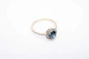 A treated blue and white diamond ring in 14 carat yellow gold - 2
