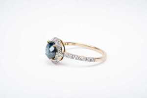 A treated blue and white diamond ring in 14 carat yellow gold - 3