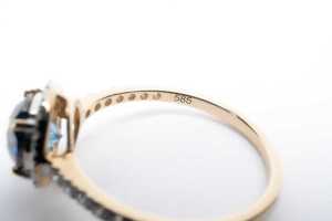 A treated blue and white diamond ring in 14 carat yellow gold - 5